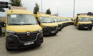 Primele 40 de autobuze școlare din cele 69 achiziționate de Ministerul Educației și Cercetării cu suportul Guvernului României au ajuns în școli