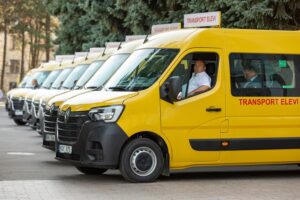 20 de școli din țară au primit microbuze noi pentru transportarea elevilor