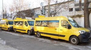 Încă 9 școli din țară au primit microbuze noi pentru transportarea elevilor