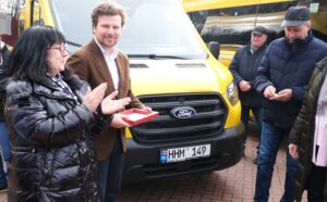 Autobuze școlare și echipamente digitale pentru elevii din raionul Taraclia