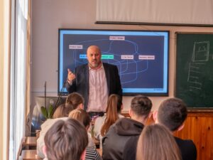 1000 liceeni din șase raioane ale țării au experimentat cariera IT, alături de experții Mixbook