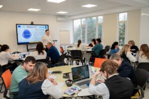 Profesorii care predau discipline de profil real în 15 școli-model au participat la un atelier unde au învățat modalități concrete prin care orientarea în carieră poate fi integrată în orele pe care le predau elevilor